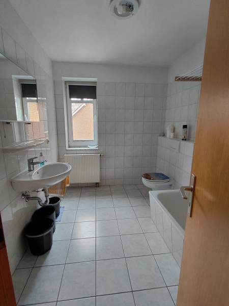 Badezimmer mit Fenster