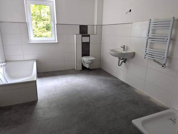 Badezimmer mit Dusche + Badewanne