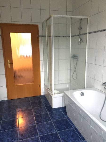 Badezimmer mit Wanne und Dusche