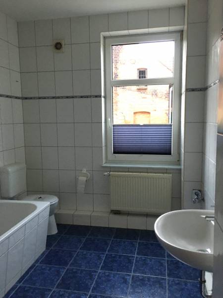 Badezimmer mit Wanne und Dusche