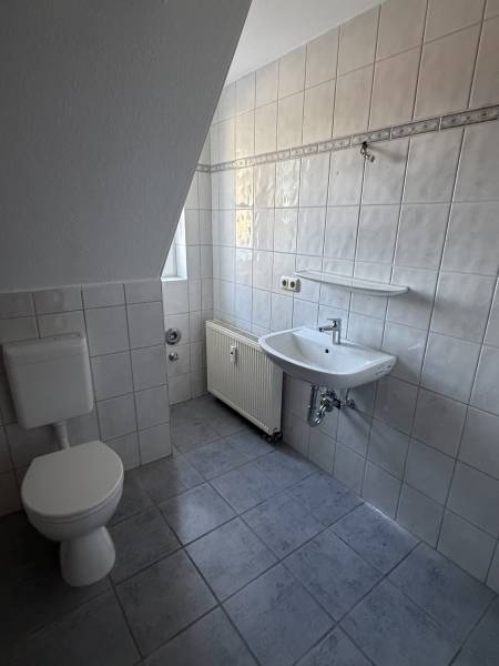 Badezimmer mit Badewanne und Fenster