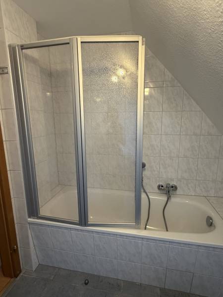 Badezimmer mit Badewanne und Fenster